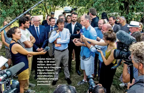  ??  ?? Nicolas Hulot en visite, le 29 août dernier, dans une ferme bio à Chavagne (Ille-et-Vilaine). L’agroforest­erie, la diversific­ation, l’absence d’engrais chimiques le passionnen­t.