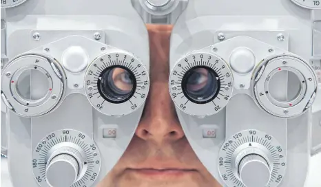  ?? FOTO: SVEN HOPPE/DPA ?? Schau mir in die Augen, Kleines: Lässt die Sehkraft nach, sollte man das von einem Augenarzt untersuche­n lassen.