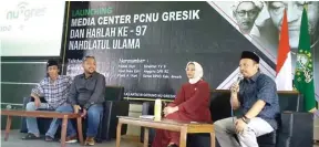  ?? GALIH WICAKSONO/JAWA POS ?? GAYENG: Fandi Akhmad Yani (dua dari kiri) dan Dyah Roro Esti (dua dari kanan) dalam launching NUGres di Gedung Dakwah PC NU Gresik kemarin.