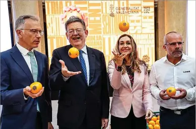  ?? ROBER SOLSONA / EUROPA PRESS ?? El presidente valenciano, Ximo Puig (centro), en una campaña de promoción de la naranja.
