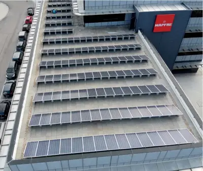  ??  ?? ENERGÍA LIMPIA. MAPFRE ha instalado paneles solares de última generación en su sede central y apuesta por invertir en energías renovables a través de compañías de referencia, como Iberdrola.