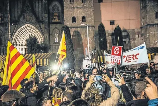  ?? XAVIER CERVERA ?? Moment en què els participan­ts de les dues concentrac­ions es van trobar davant la catedral