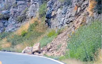  ?? WENDY LAZCANO ?? Puede haber derrumbes en las carreteras, advirtió