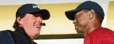  ?? Foto: Steve Marcus, dpa ?? Phil Mickelson (links) und Tiger Woods versuchten vor ihrem Show-duell, sich ernsthaft in die Augen zu schauen. Es blieb beim Versuch ...