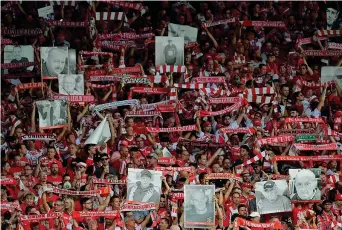  ?? (Afp) ?? Il grande giorno In alto, la curva della Union: negli striscioni i volti di giocatori e tifosi scomparsi, portati anche loro alla prima in Bundesliga. Qui sopra, la mascotte e l’ingresso dello stadio «La vecchia foresteria»