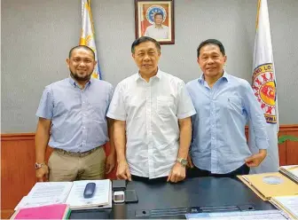  ??  ?? Interior Acting Secretary Catalino Cuy with Sulu Governor Toto Tan and Dr. Sakur Tan (Datu Shabandar) during a meeting on July 5, 2017 at the Department of the Interior and Local Government central office..