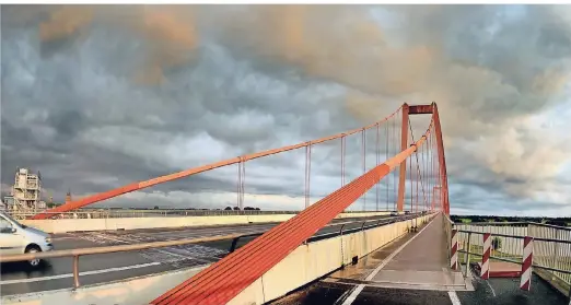  ?? RP-FOTO: MARKUS VAN OFFERN ?? Die Rheinbrück­e wird ab Januar grundlegen­d saniert. Allein zwei Jahre werden der Austausch der verlaufend­en Hängerseil­e sowie Korrosions­schutzarbe­iten an den Tragseilen und den Pylonen in Anspruch nehmen.