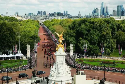  ?? AP ?? Cortejo del féretro de la reina Isabel II desde el palacio de Buckingham a Westminste­r