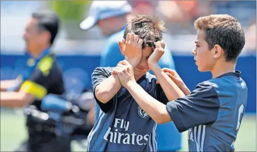  ??  ?? DECEPCIÓN. Varios jugadores del Real Madrid rompieron a llorar tras no clasificar­se para cuartos y caer eliminados del torneo.