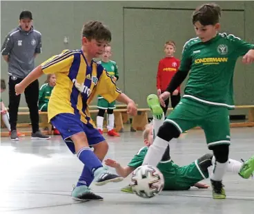  ?? FOTO: HENNING MOST ?? Beim Turnier der F-Jugend gaben die Youngster des FC Wacker Teistungen (grüne Trikots) alles und landeten am Ende nach einer Niederlage gegen Wacker Nordhausen auf dem sechsten Platz.