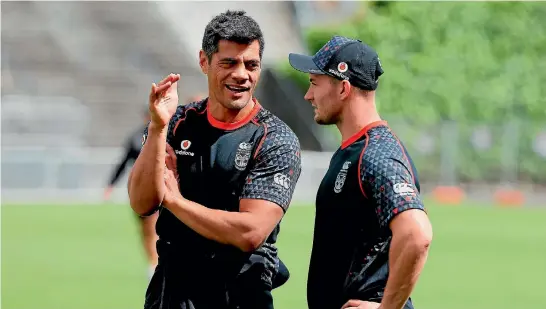  ?? PHOTOSPORT ?? Stephen Kearney, left, hopes to have the services of Kieran Foran next season.