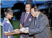  ??  ?? Ruwan Pradeep Perera and K.A. Sunil Jayatissa presenting an award to a winner