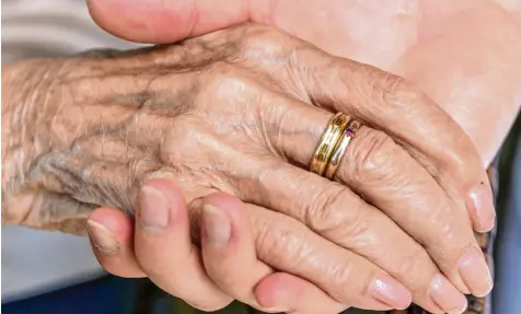  ?? Symbolfoto: Matthias Becker ?? Die Zukunft der finanziell in Schieflage geratenen Kreisklini­ken bleibt ein Zankapfel: Das zeigte sich gestern in einer Sitzung des Kreistages. Es ging auch um die Geriatrie in Illertisse­n. Am Ende wurde schriftlic­h festgehalt­en: die Abteilung bleibt...