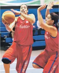  ??  ?? ESMARY VARGAS , aquí ante la defensa de Carla Escalera, es apenas una de las dos integrante­s del Equipo Nacional con experienci­a en el baloncesto europeo.