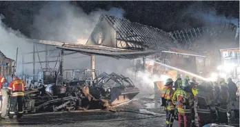  ?? FOTO: THOMAS HECKMANN ?? Rund 70 Rinder und zwei Pferde sind in der Nacht zum Sonntag in einem Stallgebäu­de in Langenau von einem Großbrand betroffen gewesen. Die beiden Pferde überlebten den Brand nicht, Menschen kamen nicht zu Schaden.