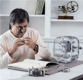  ??  ?? Marc Newson signe le coussin de cristal de l'atmos 568.