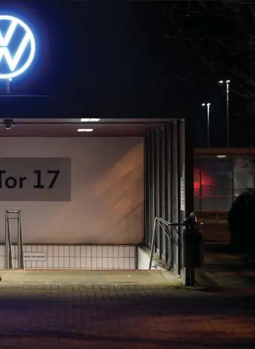  ??  ?? De sidste ansatte forlader VW-fabrikken i Wolfsburg før nedlukning­en.
Foto: Fabian Bimmer/Reuters