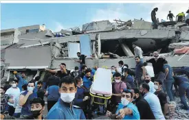  ??  ?? In der westtürkis­chen Ägäis-Stadt Izmir stürzten etliche Gebäude ein. Es gibt in der Provinz Tote und mehr als 200 Verletzte