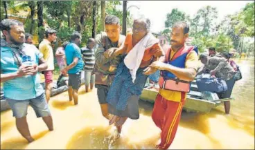  ?? RAJKRAJ/HT ?? ▪ Army and rescue personnel evacuate residents of floodhit Alappuzha district in Kerala on Sunday.