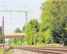  ?? FOTO: RWE ?? Bei Gunzenhaus ist schon der Korpus der Brücke erkennbar, dank der ab Herbst 2019 der Verkehr über Bahngleis und Schussen fließt