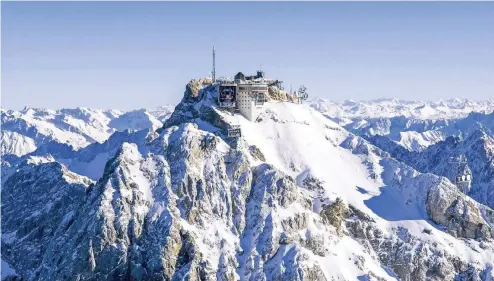  ??  ?? Eisig oder sonnig? Die Stimmung der Fraktionsk­lausurteil­nehmer von Union und SPD auf der Zugspitze hängt nicht nur vom Wetter ab.