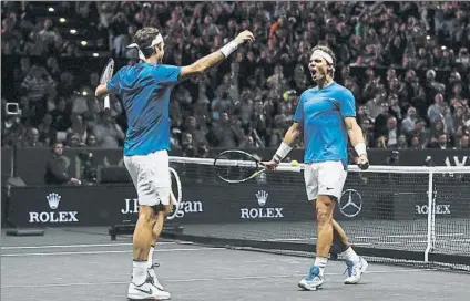  ?? GETTY ?? El final feliz. Nadal grita y Federer le aguarda para el abrazo entre el número 1 y 2 del mundo. Acababan de ganar su primer partido juntos