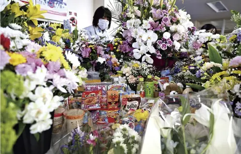  ?? The Yomiuri Shimbun ?? Offerings of flowers and sweets are seen Tuesday at a sports facility that served as a temporary morgue for bodies recovered after the sinking of the Kazu I tour boat.