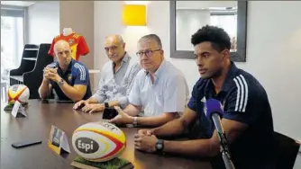  ??  ?? F Rivière et C Llanta ont présenté Ben Volavola et Mathieu Acebes