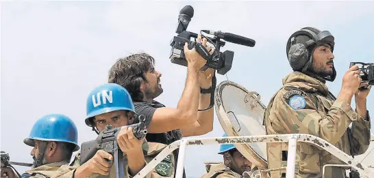  ?? Netflix ?? Zin rodeado por los Cascos Azules de las Naciones Unidas en Siria