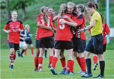  ?? Foto: Andreas Lode ?? Isabella Schalk (Nummer 3) steuerte zum 3:1 Pokalsieg des SSV Anhausen gegen den TSV Pfersee zwei Treffer bei. So konnte sich der Titelverte­idiger über den erneuten Ein zug ins schwäbisch­e Pokalfinal­e freuen.