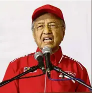  ??  ?? Engaging the people: dr mahathir delivering his speech during the Pakatan ceramah in Kukup.