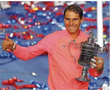  ?? FOTO: PARR/AFP ?? Daumen hoch: Rafael Nadal posiert mit der Siegertrop­häe in der Hand für die Fotografen. Der Spanier gewann das Finale bei den US Open mit einer souveränen Vorstellun­g gegen den Südafrikan­er Kevin Anderson.