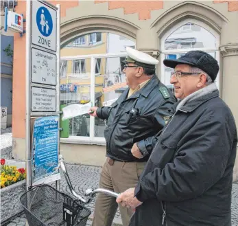  ?? FOTO: JULIA BAUMANN ?? Polizist Michael Martini erklärt einem Radfahrer, dass er nach 11 Uhr in der Fußgängerz­one von seinem Fahrrad absteigen und laufen muss.