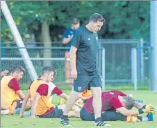  ?? FOTO: JUAN ECHEVERRÍA ?? Berizzo El técnico piensa, mientras los jugadores estiran