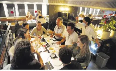  ?? Ricard Cugat – Zowy Voeten ?? Una taula amb vuit comensals, ahir en un restaurant de Barcelona.