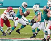  ?? CHARLES TRAINOR ctrainor@miamiheral­d.com ?? Dolphins QB Tua Tagovailoa faces Bill Belichick’s defense for the first time, hoping to break a string of rookie quarterbac­k failures against the New England coach.