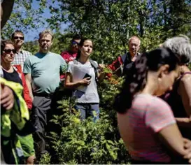  ?? ARKIVFOTO: TOR HØVIK ?? BEFARING: Mange ville si sin mening da NVE arrangerte sluttbefar­ing i Kvanndalen og nabobygden Folkedal i Hardanger i sommer, i midten av bildet står naturverne­r Synnøve Kvamme og til høyre for henne seksjonssj­ef i NVE, Øystein Grundt.