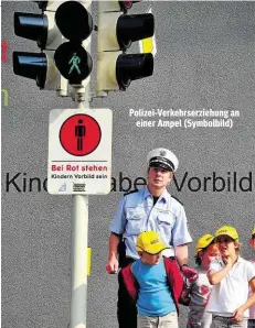  ??  ?? Polizei-Verkehrser­ziehung an einer Ampel ( Symbolbild)