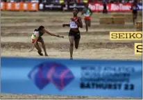  ?? DEAN LEWINS — AAP IMAGE VIA AP ?? Letesenbet
Gidey of Ethiopia, left, falls as Beatrice Chebet of Kenya passes her to win the senior women’s race at the
World Athletics Cross Country Championsh­ips in Bathurst, Australia on Saturday.