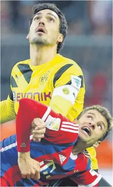  ?? FOTO: DPA ?? Wer heute wohl wen im Griff hat? Vor drei Jahren war Mats Hummels (oben) im Kampf mit Thomas Müller zumindest größer.