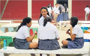  ??  ?? OPORTUNIDA­D. “Importanci­a de la educación” es el tema del concurso que premia con becas universita­rias a los ganadores. En la imagen, alumnos del JTR de San Pedro Sula.