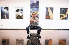  ??  ?? Der Fotograf Wolfgang Volz stellt in der Galerie Breckner seine Bilder von Christos Aktion „Floating Piers“am Lago d’Iseo aus.