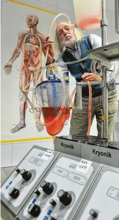  ?? Foto: Stefan Puchner, dpa ?? Klaus Sames neben einer Herz Lungen Maschine. Der Mediziner will seinen Körper nach seinem Tod einfrieren und in den USA lagern lassen.