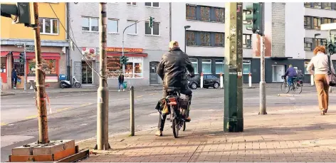  ?? RP-FOTO: HOLGER LODAHL ?? Der Radweg an der Ellerstraß­e endet am Mintroppla­tz. Weiter geht es für Radler dann auf der viel befahrenen Straße oder auf dem Bürgerstei­g.