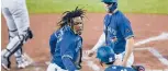  ?? ADRIAN KRAUS/AP ?? The Blue Jays’Vladimir Guerrero Jr., left, and Randal Grichuk, top, celebrate with Jonathan Villar after Guerrero and Grichuk scored against the Yankees on Thursday in Buffalo, N.Y.