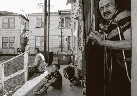  ?? Godofredo A. Vásquez / Staff photograph­er ?? Damian and his sister Mya, center, play Wednesday on the front steps of the building their father lives in at the Barbee Street Apartments. Residents have been given a deadline to move out of their apartments, following a change in ownership there.