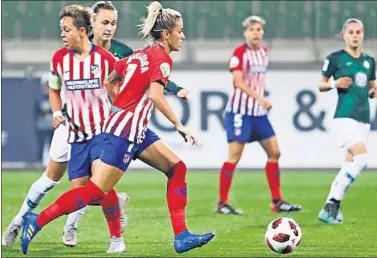  ??  ?? GOLEADA EN ALEMANIA. Ángela Sosa conduce el balón junto a Amanda y dos rivales germanas.