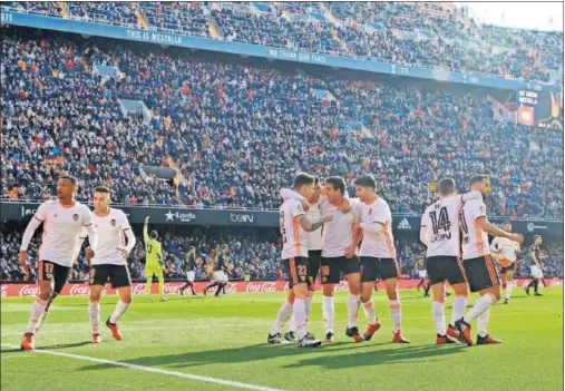  ??  ?? DESDE OCTUBRE. El Valencia llevaba nueve jornadas sin lograr la victoria, la última fue en El Molinón, en el debut de Prandelli.