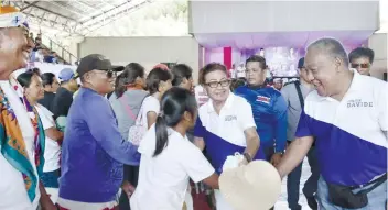  ?? SUNSTAR FOTO / ALLAN CUIZON ?? ALL SMILES. Cebu Vice Gov. Agnes Magpale and Cebu Gov. Hilario Davide III touch base with supporters during the first day of their campaign sorties on Friday, March 29.