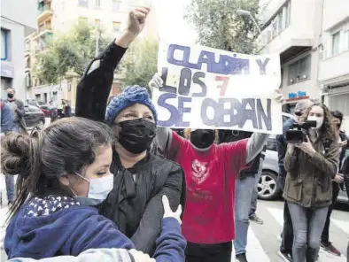  ?? FERRAN NADEU ?? El desahucio de Claudia (con gorro azul) y sus hijos, que finalmente se paró, en Barcelona.